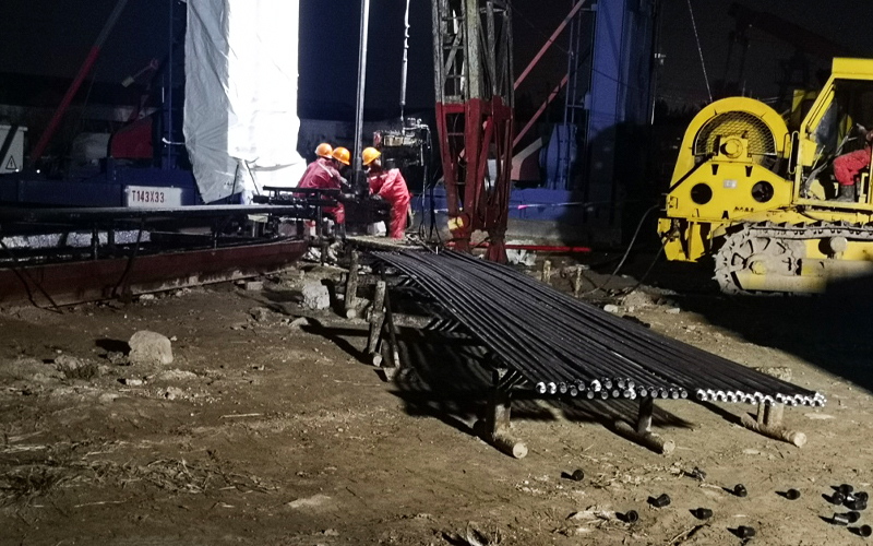 00Cr12加重杆下井现场